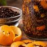 El café usado y las cáscaras de naranja pueden reutilizarse para distintas tareas domésticas y ayudar a reducir el desperdicio.