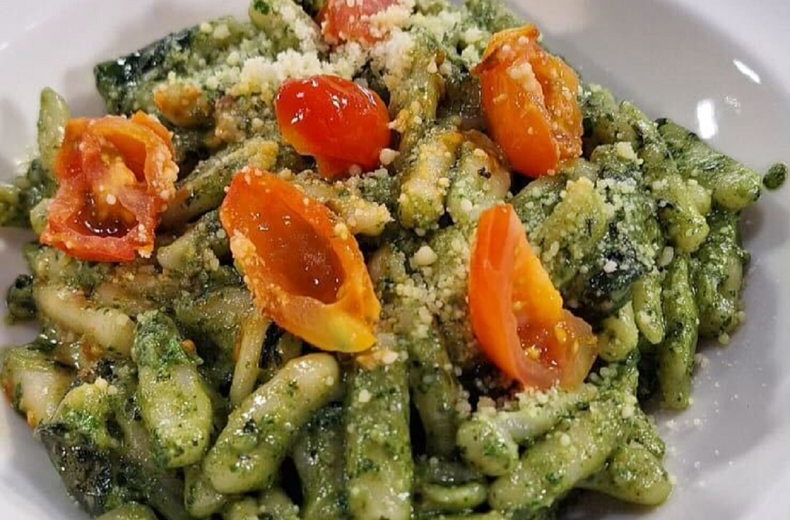 Preparar cavatelli con pesto de albahaca y perejil es una gran opción.