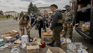 El cardenal Konrad Krajewski llevaba ayuda humanitaria.