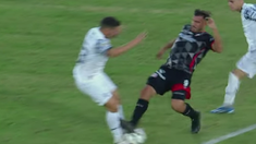Iván Marcone, de Independiente, recibió la fuerte infracción de Alexis Domínguez. Iván Marcone, de Independiente, recibió la fuerte infracción de Alexis Domínguez.