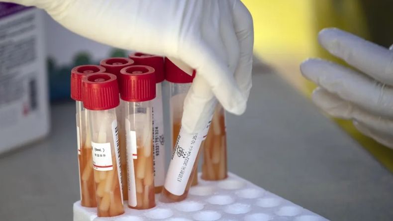 Alerta mundial por el rápido avance de una variante de Covid.