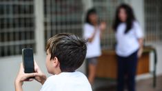 Chile prohibirá el uso del celular en el colegio para evitar distracciones. Chile prohibirá el uso del celular en el colegio para evitar distracciones.