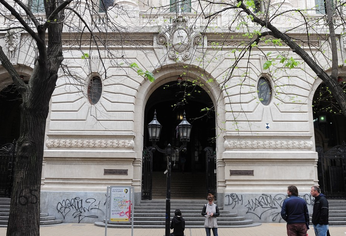 El Colegio Nacional de Buenos Aires prohibió el uso de celulares, tablets y otros dispositivos electrónicos personales durante las clases.&nbsp;