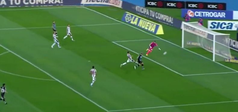 El increíble gol que erró Enzo Copetti