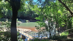 El turismo en Misiones incluye visitas a la Gruta India, un refugio natural accesible desde la Ciudad Autónoma de Buenos Aires.