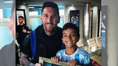 Dibujuani conoció a Messi y le regaló un cuadro. Dibujuani conoció a Messi y le regaló un cuadro.