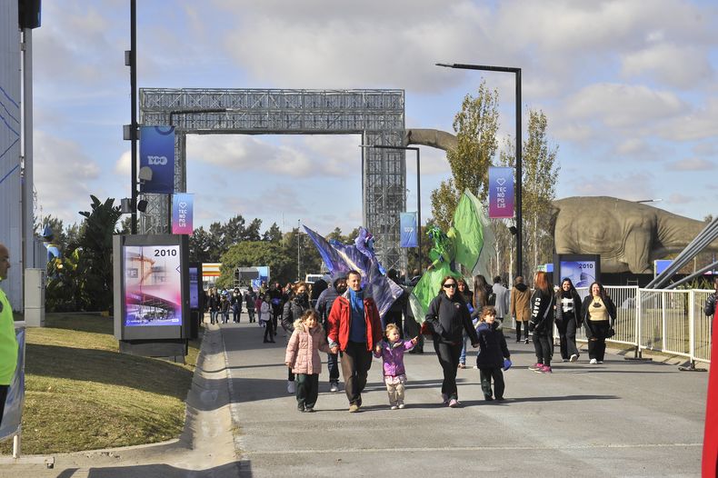 YPF cumple 100 años y lo festeja en todo el país