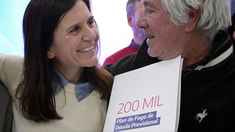 Raverta junto al beneficiario de la jubilación número 200.000 del Plan de Pago de Deuda Previsional. Raverta junto al beneficiario de la jubilación número 200.000 del Plan de Pago de Deuda Previsional.