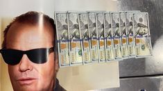 Parte de los dolares que se encontraban en el interior de las revistas. Parte de los dolares que se encontraban en el interior de las revistas.