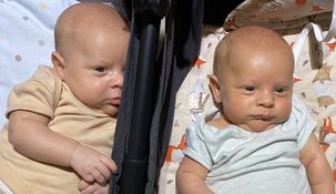 Los gemelos de 45 días no pueden ser distinguidos por su mamá.