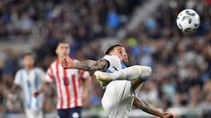 Nicolás Otamendi está por rematar. Nicolás Otamendi está por rematar.