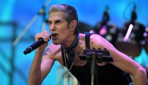 Perry Farrel, creador del Lollapalooza, brilló en el escenario junto a su banda. Perry Farrel, creador del Lollapalooza, brilló en el escenario junto a su banda.