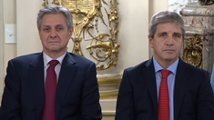 El ministro de Economía, Luis Caputo, el viceministro de Economía, José Luis Daza durante el discurso. El ministro de Economía, Luis Caputo, el viceministro de Economía, José Luis Daza durante el discurso.