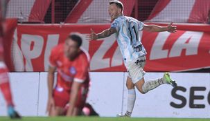 Menéndez festeja uno de sus dos goles a Argentinos.