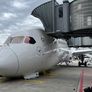 El avión cayó sobre su tren de aterrizaje mientras la tripulación se preparaba para iniciar el embarque de pasajeros. El avión cayó sobre su tren de aterrizaje mientras la tripulación se preparaba para iniciar el embarque de pasajeros.