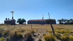 Calles de tierra y casas detenidas en el tiempo en Estela.