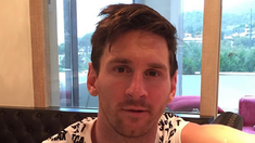 Lionel Messi y un cálido saludo a un chico con parálisis cerebral Lionel Messi y un cálido saludo a un chico con parálisis cerebral