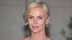 Así mantiene su figura Charlize Theron.