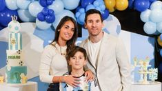 Thiago Messi escribió Muchachos en su libreta. Thiago Messi escribió Muchachos en su libreta.