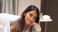 Antonela Roccuzzo sorprendió con una pollera destacada. Antonela Roccuzzo sorprendió con una pollera destacada.