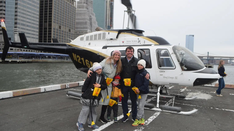 Las últimas imágenes de la familia antes de abordar al helicóptero que terminó estrellado en el río.&nbsp;