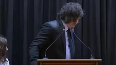 Javier Milei volvió a burlarse del desmayo de dos alumnos. Javier Milei volvió a burlarse del desmayo de dos alumnos.