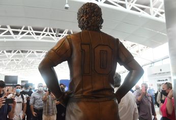 Inauguraron en Ezeiza una estatua en honor a Maradona