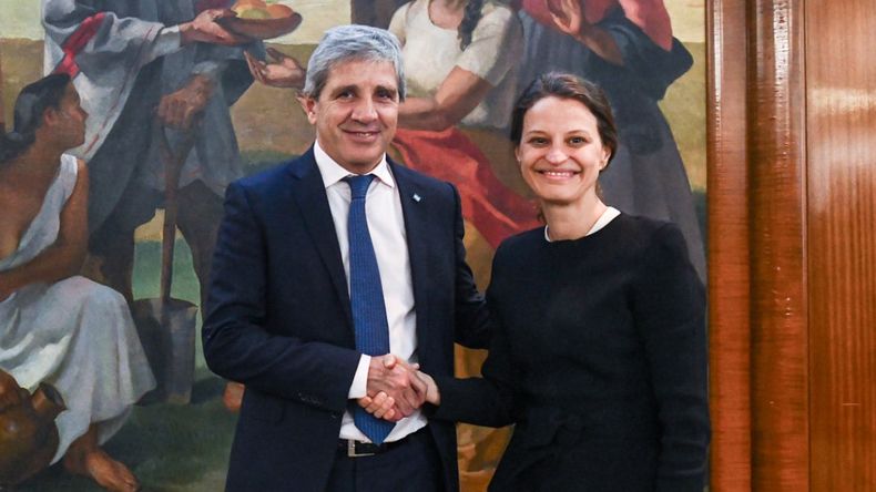 Luis Caputo junto a&nbsp; Susana Cordeiro Guerra.&nbsp; 