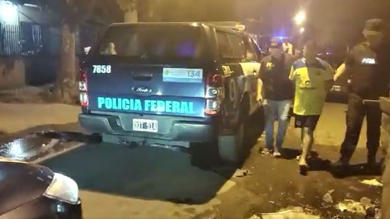 El momento cuando la Policía Federal se lleva a los detenidos.&nbsp;