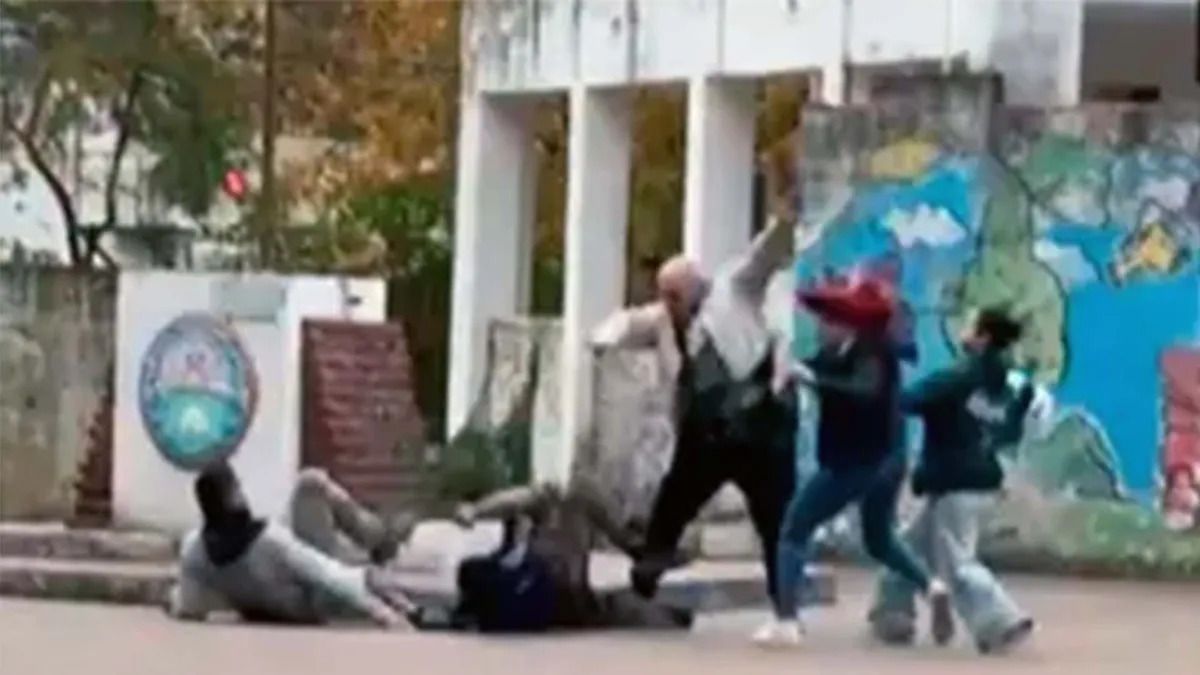 Video: bochornosa pelea entre padres de alumnos en la puerta de una escuela en Paraná