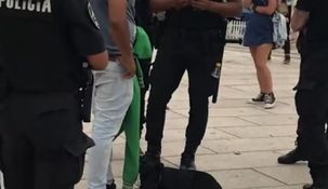 El momento en el que la Policía rodeó al hombre en la Rambla de Mar del Plata.