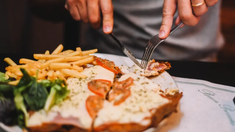 Más de 40 cocineros y cocineras se unieron a beneficio de Bahía Blanca. Más de 40 cocineros y cocineras se unieron a beneficio de Bahía Blanca.