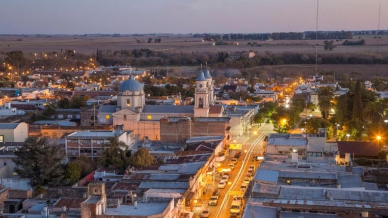 La hermosa vista de la ciudad de Arrecifes de noche.