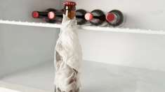 &nbsp;¿Envolver una botella en papel de cocina para enfriarla es mito o truco confirmado?.