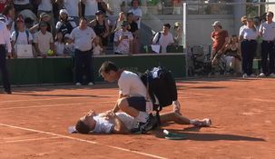 Jakub Mensik le ganó a Navone en Roland Garros y debió ser asistido por agotamiento extremo