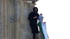 El hombre enarboló una bandera y una kefia, el tradicional pañuelo palestino. El hombre enarboló una bandera y una kefia, el tradicional pañuelo palestino.