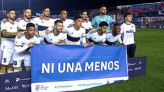 El equipo de Boca con la bandera de Ni Una Menos. El equipo de Boca con la bandera de Ni Una Menos.