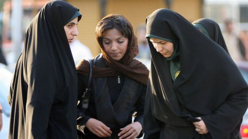 Así es la vestimenta habitual en Irán para una mujer.