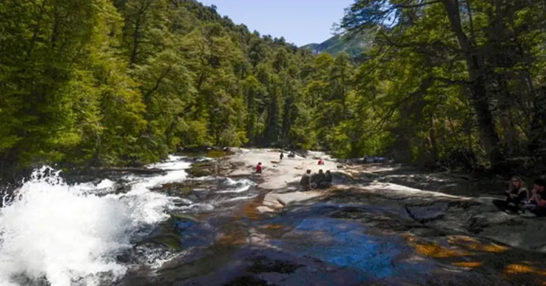 La turista murió tras caer en una cascada.