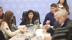 El debate comenzó con una reunión informativa y la presencia de expositores.