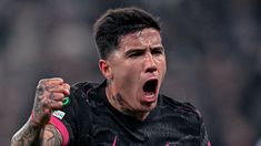 Enzo Fernández y un arribo con estilo urbano en total black. Enzo Fernández y un arribo con estilo urbano en total black.