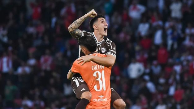Juan Saborido y Juan Pablo Cozzani festejan el título del Marrón.