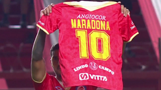 Galván, capitán del Bicho, con la camiseta para Diego. Galván, capitán del Bicho, con la camiseta para Diego.