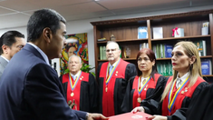 Maduro junto a los miembros del Tribunal Supremo de Justicia. Maduro junto a los miembros del Tribunal Supremo de Justicia.