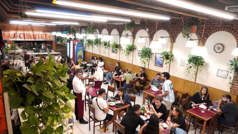 Las Cuartetas, situado en el barrio de Palermo, se destaca como un espacio informal que ofrece una propuesta de cocina argentina tradicional con un toque contemporáneo.