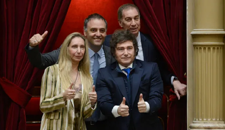 Los hermanos Milei junto a los dos &uacute;ltimos jefes de Gabinete.