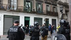 La Ciudad desalojó un inmueble ocupado ilegalmente en Defensa y Alsina.