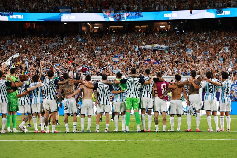 Los jugadores festejaron el triunfo en el vestuario.&nbsp;