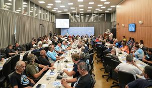 La mesa de diálogo plural y multipartidaria reunida en el Congreso de la Nación.