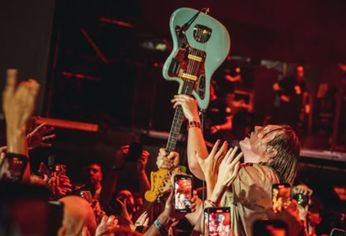 Trenes y colectivos tendrán un horario especial de madrugada para garantizar una vuelta segura. Trenes y colectivos tendrán un horario especial de madrugada para garantizar una vuelta segura.